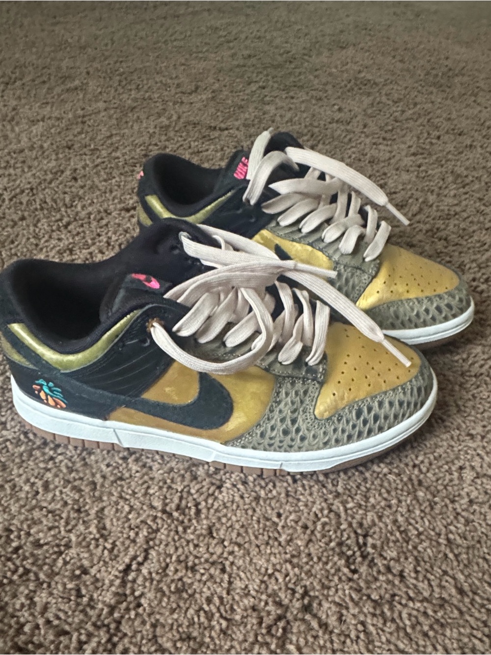 Nike Low-Top Sneakers in Yellow, Black and Pink